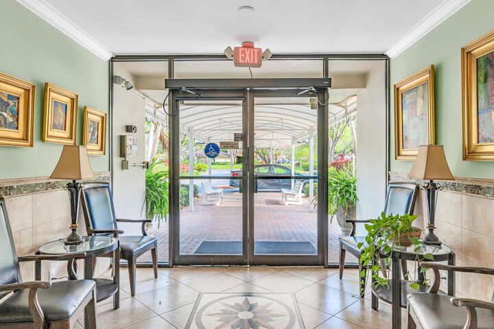 Property Photo:  3970 Oaks Clubhouse Drive 401  FL 33069 