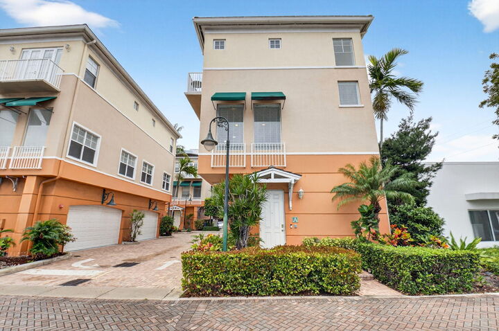 Property Photo:  180 NE 6th Avenue  FL 33483 