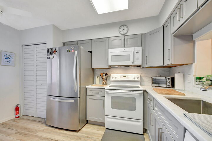 Property Photo:  6866 Huntington Lane 508  FL 33446 