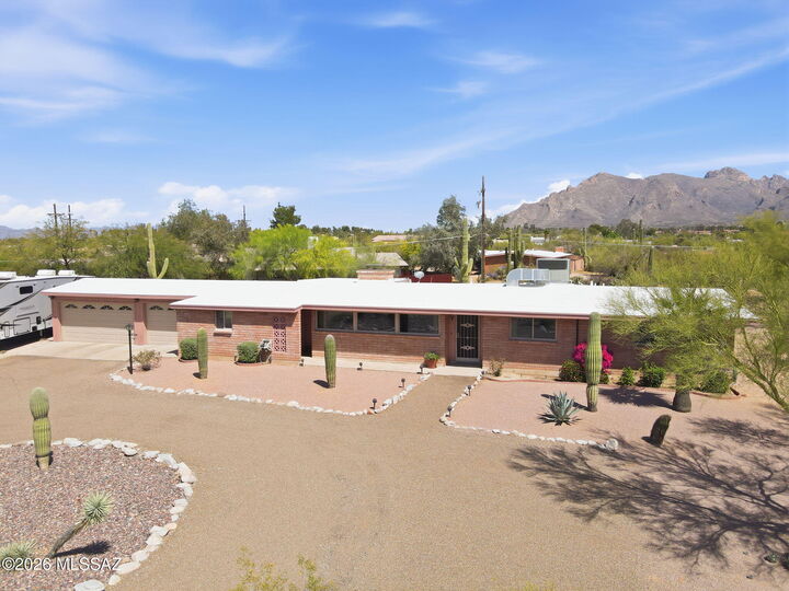 Property Photo: 900 W Las Palmas Drive AZ 85704
