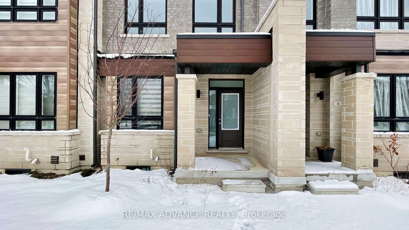 Property Photo: 4 Carole Bell Way ON L6E 0W2