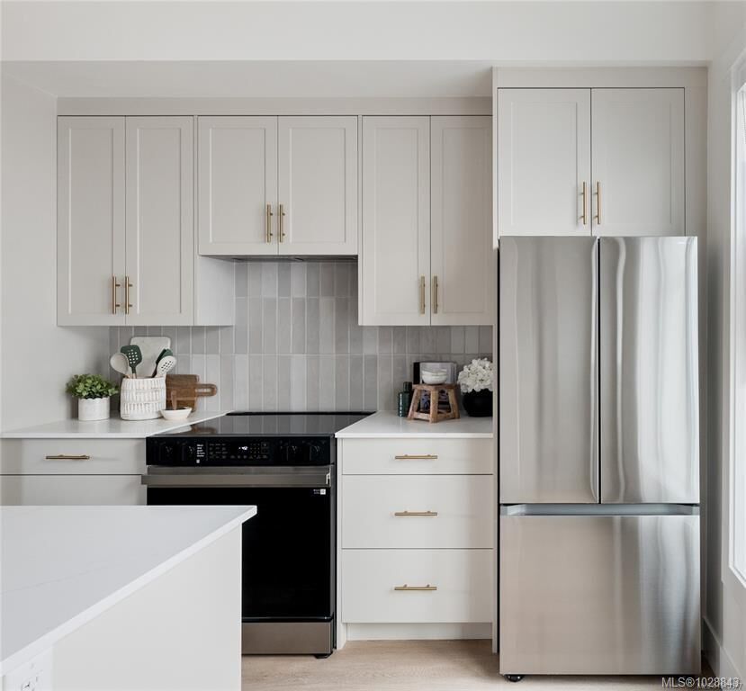 Property Photo:  2538 Shelbourne St #1  BC V8R 4L5 