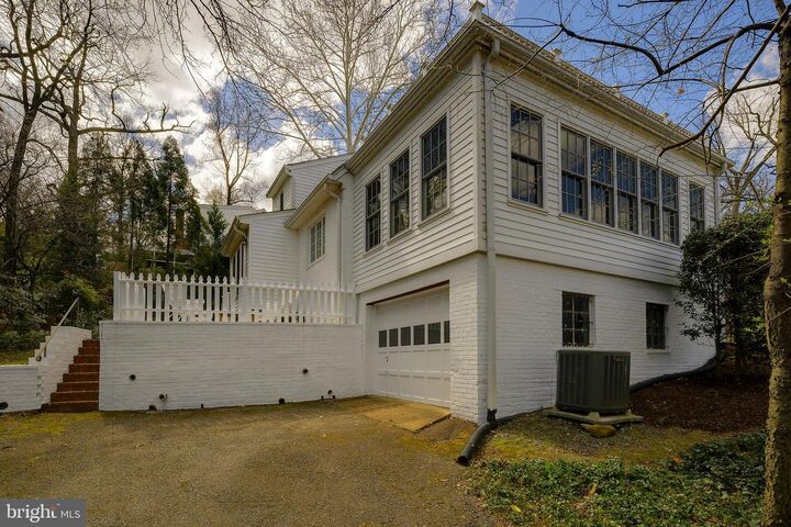 Property Photo:  2625 S Hayes Street  VA 22202 