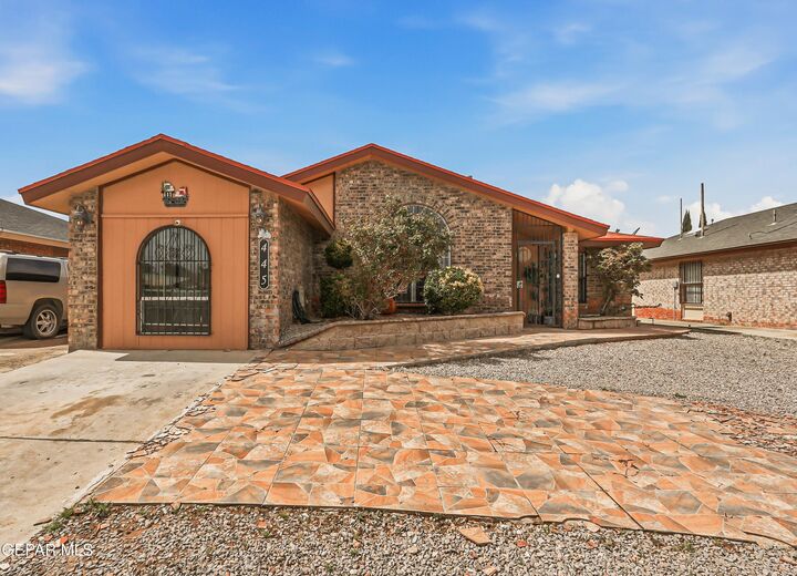 Property Photo:  445 Las Palomas Drive  TX 79928 