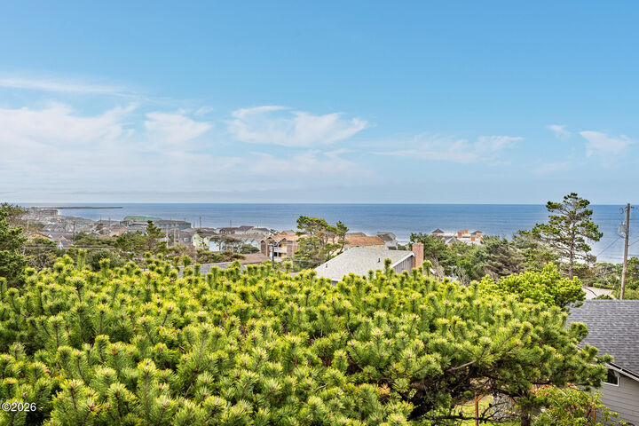 Property Photo: 421 NW 13th Street OR 97365