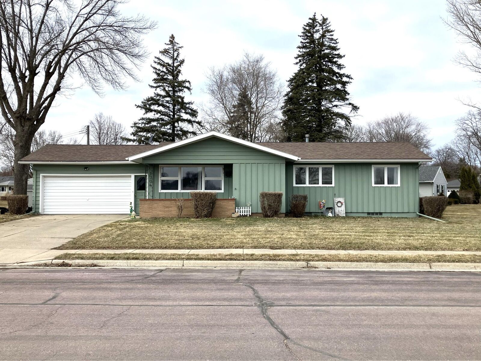 Property Photo: 1304 S State Street MN 56031