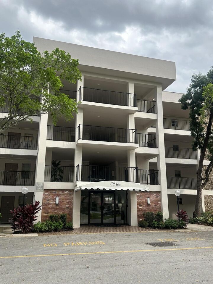 Property Photo: 2900 Palm Aire Dr 406 FL 33069