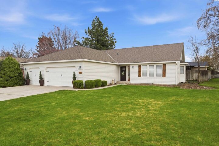 Property Photo:  630 Meadows Drive East  WA 99352 