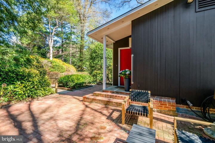 Property Photo: 7400 Rebecca Drive VA 22307