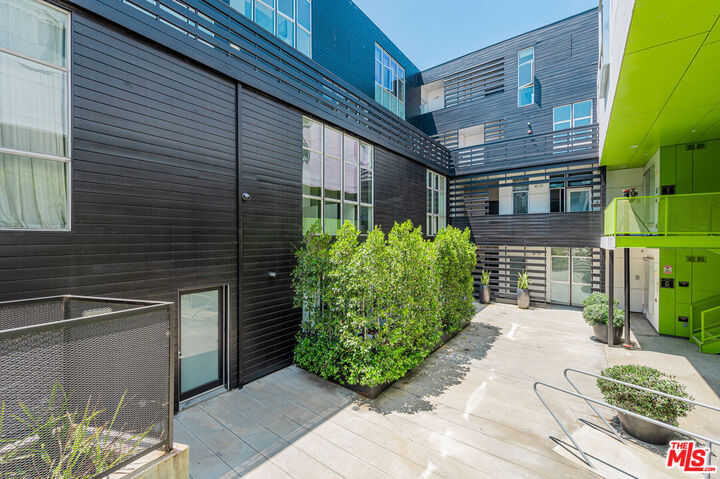 Property Photo:  825 N Kings Rd  CA 90069 