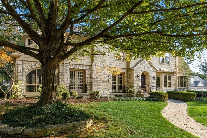 Property Photo: 2165 S Parkway Drive OH 43221