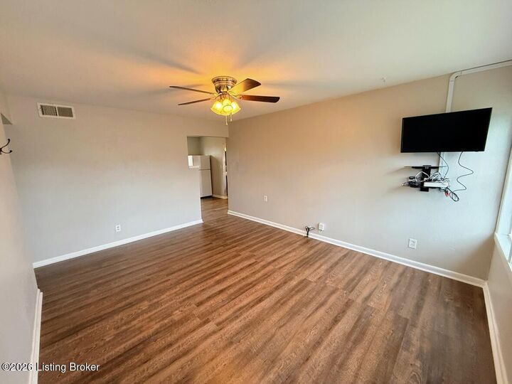 Property Photo: 7319 Betsy Ross Dr KY 40272