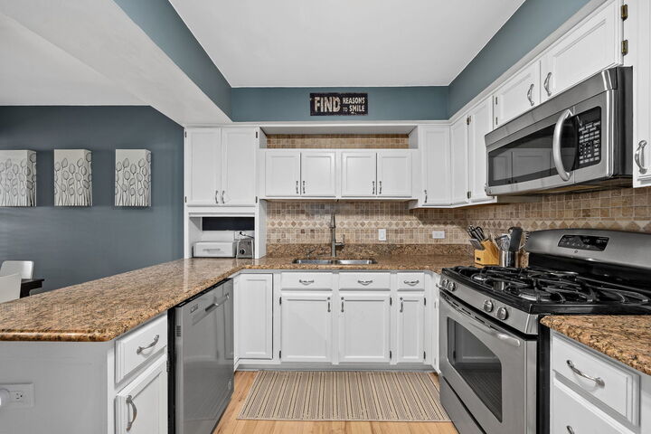 Property Photo: 907 Thornwood Court 2 IL 60174