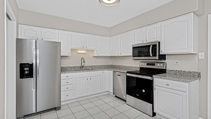 Property Photo:  10630 W Cermak Road 2E  IL 60154 