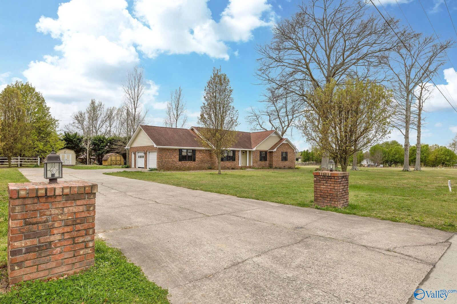 Property Photo: 900 Section Line Road AL 35950