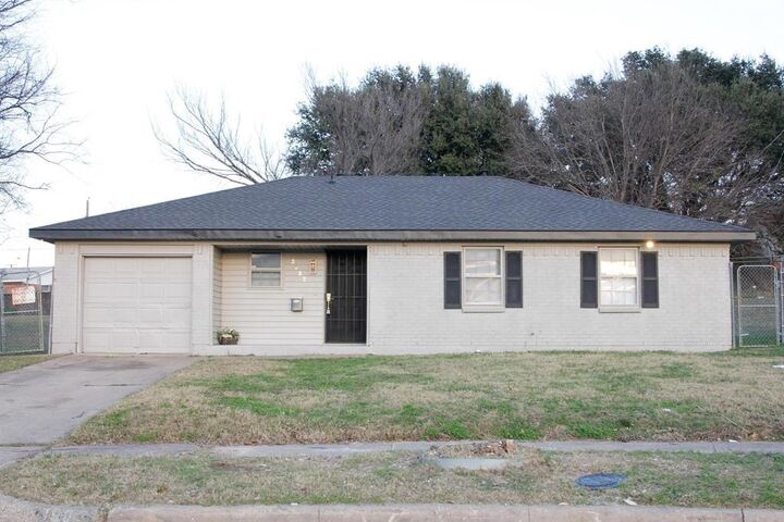 Property Photo: 3982 Granite Hill Drive TX 75241