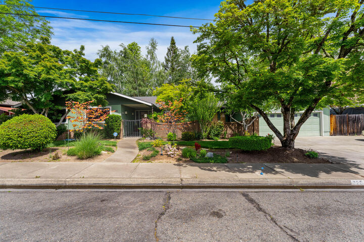 Property Photo:  722 NW Sandy Drive  OR 97526 