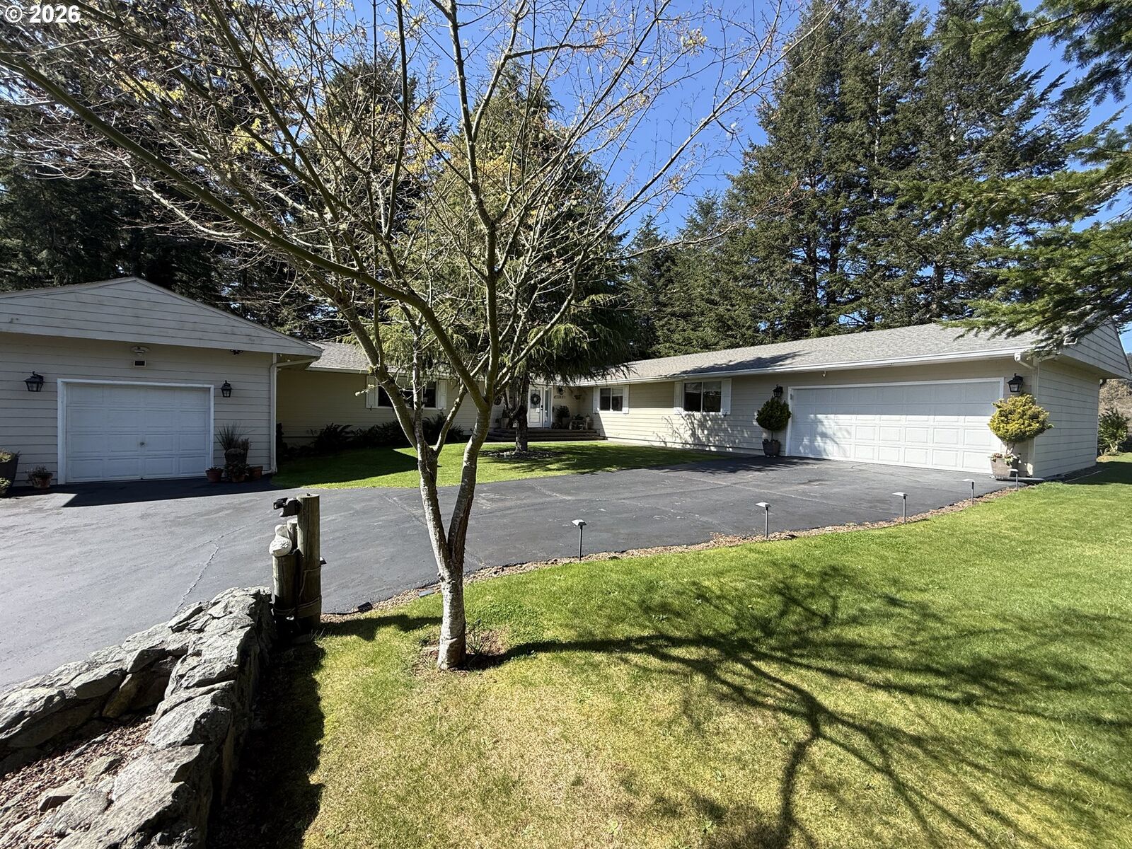 Property Photo:  1099 Parkview Dr  OR 97415 