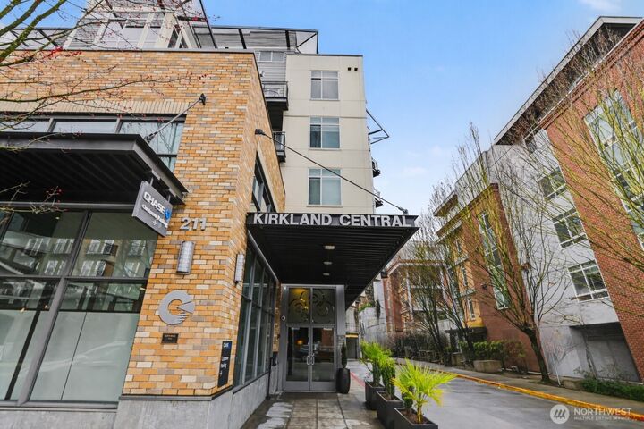Property Photo:  211  Kirkland Ave 421  WA 98033 