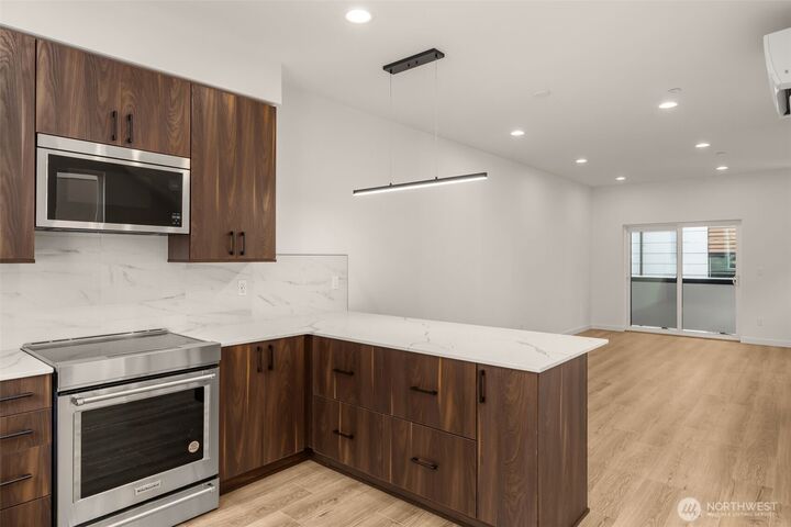 Property Photo: 914 B 15th Avenue WA 98122