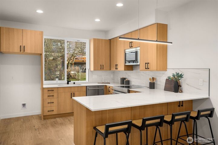 Property Photo: 914 B 15th Avenue WA 98122