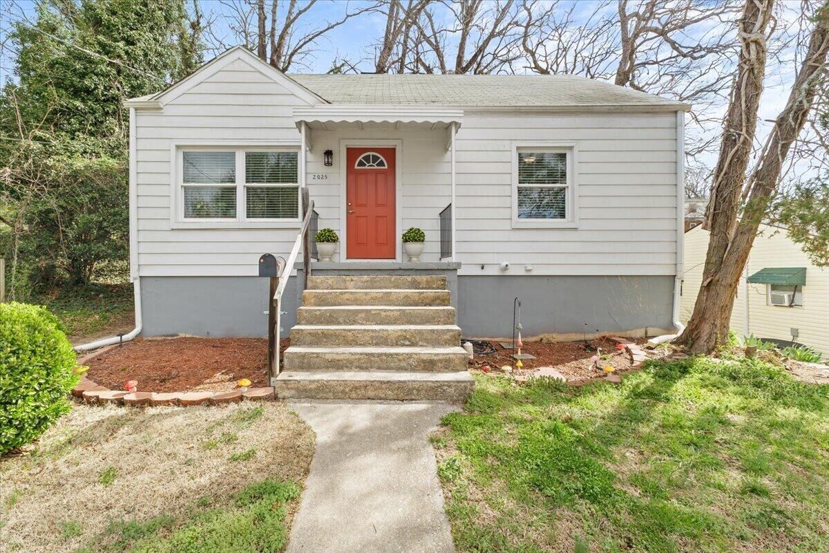 Property Photo:  2025 Wayne St NE  VA 24012 