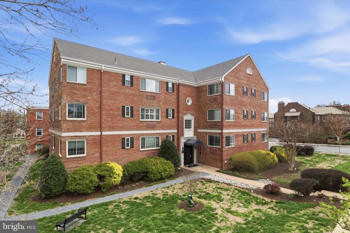 Property Photo:  820-B S Washington Street 125  VA 22314 