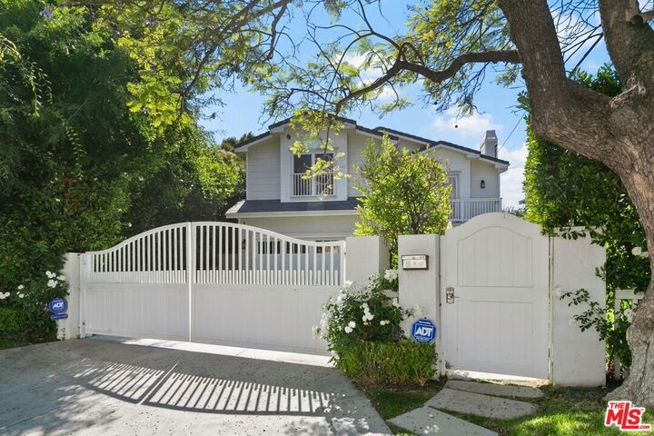 Property Photo: 14917 Valley Vista Blvd CA 91403