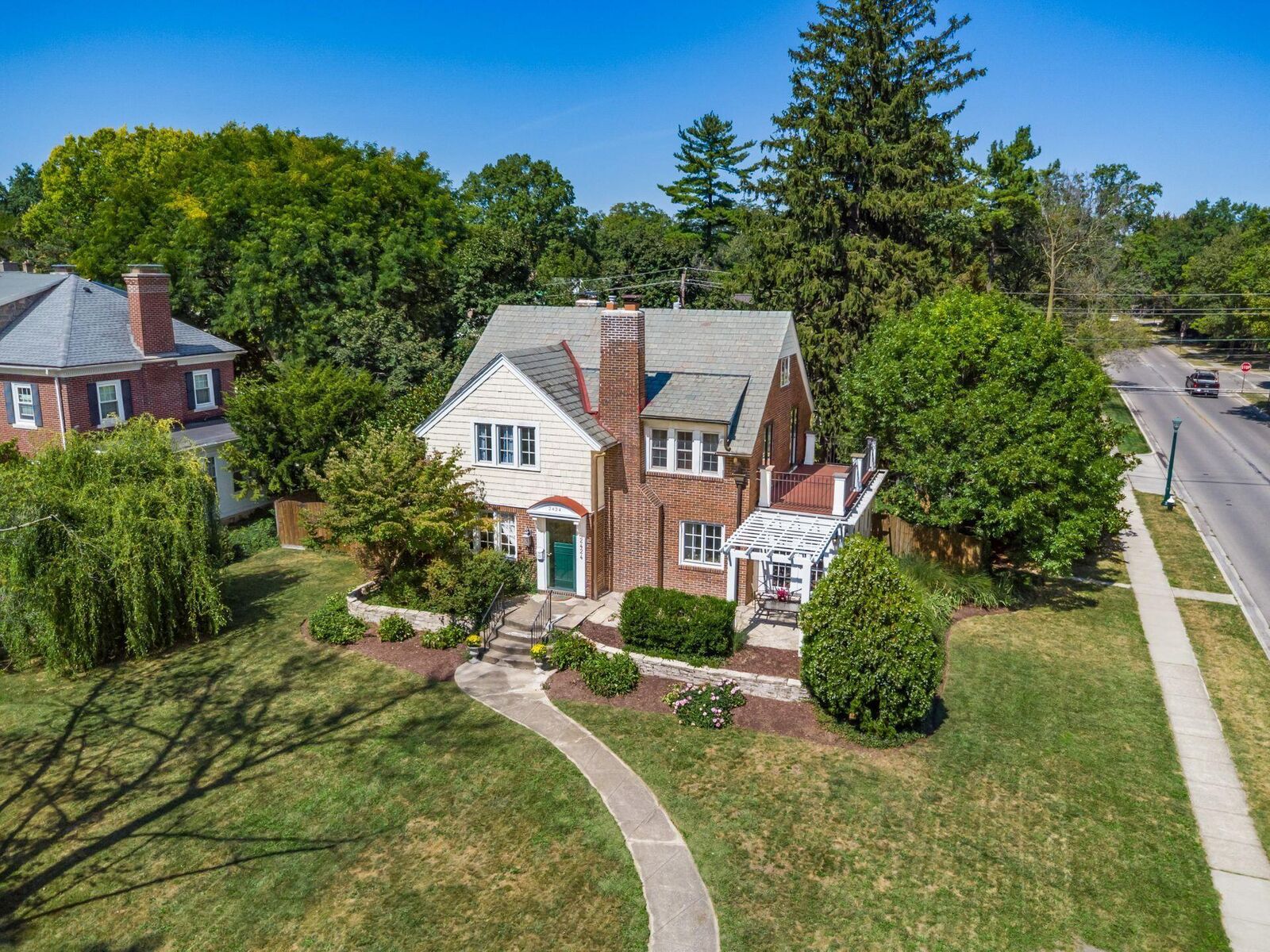 Property Photo:  2424 Sherwood Road  OH 43209 