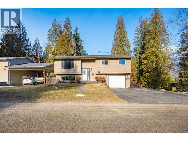 716 Lynnwood Crescent — photo 1