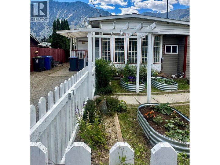 Property Photo: 411 6th Avenue BC V0X 1N3