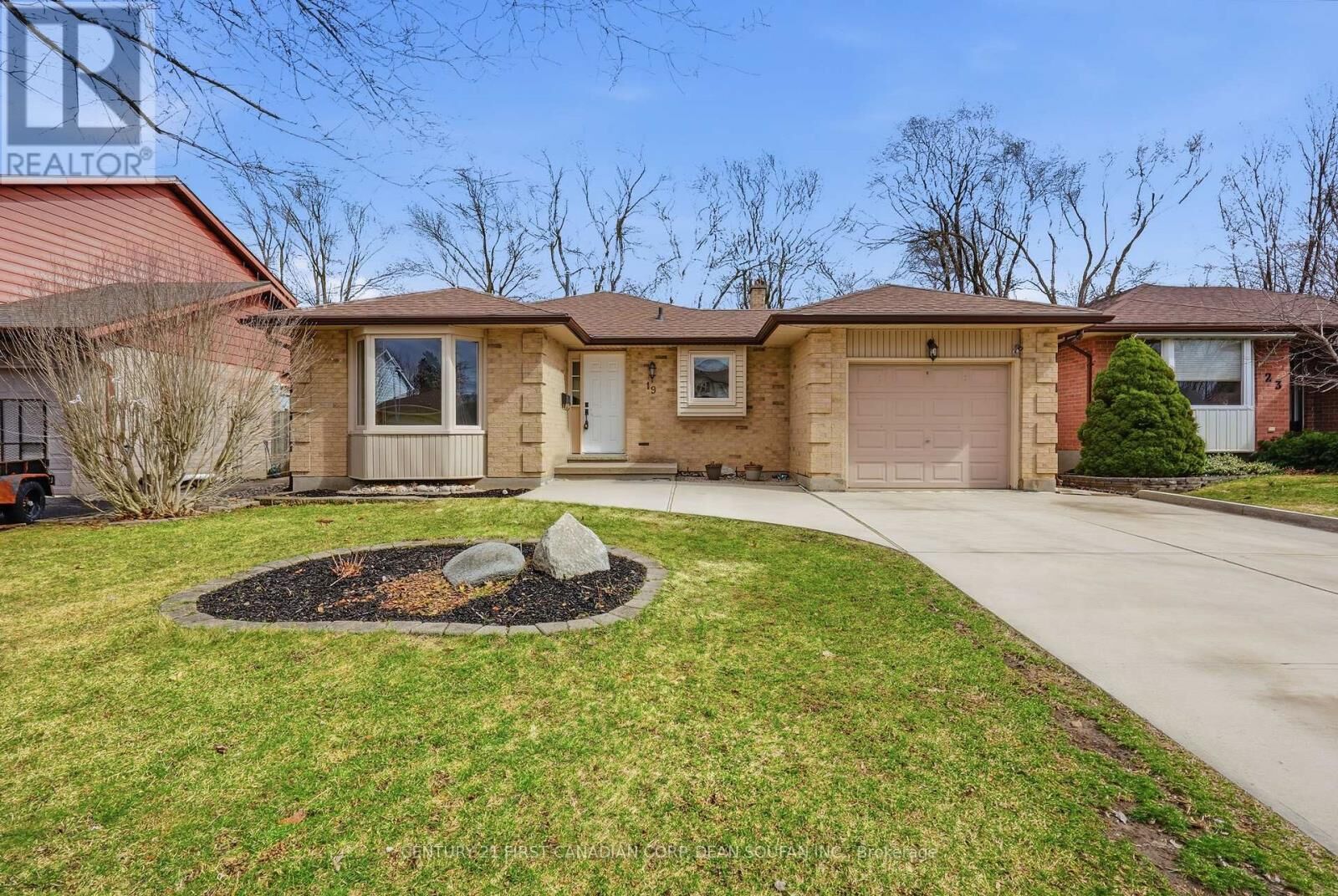 Property Photo:  19 Lynngate Grove  ON N6K 3S7 