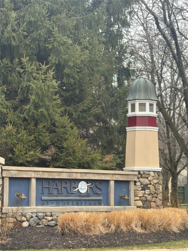 Property Photo: 1109 Round Pointe Drive 1109 NY 10927