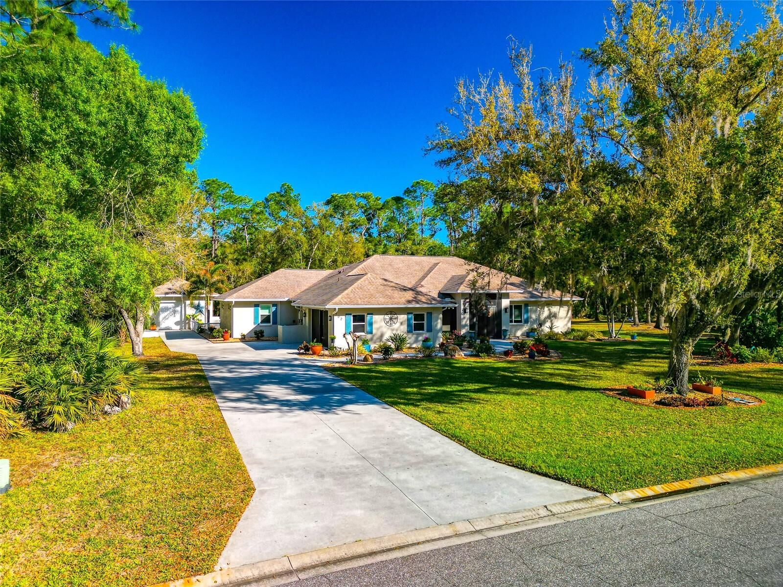Property Photo:  702 Woodview Way  FL 34212 