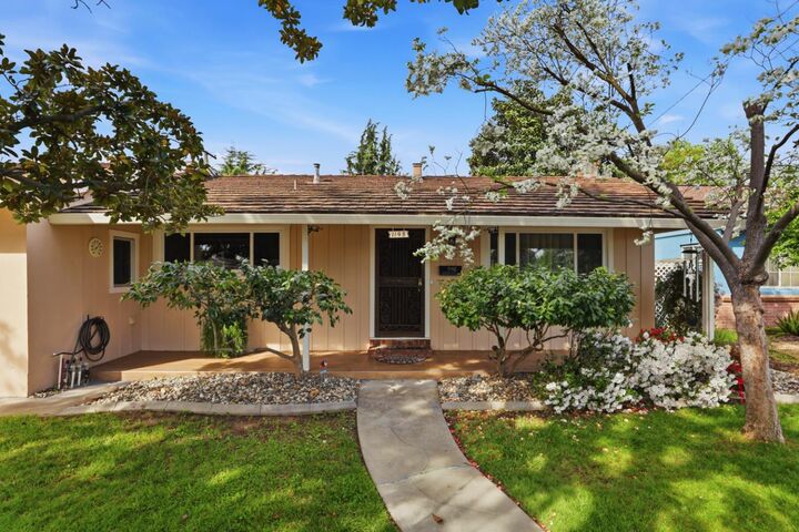 Property Photo: 1148 Fallbrook Street CA 95691