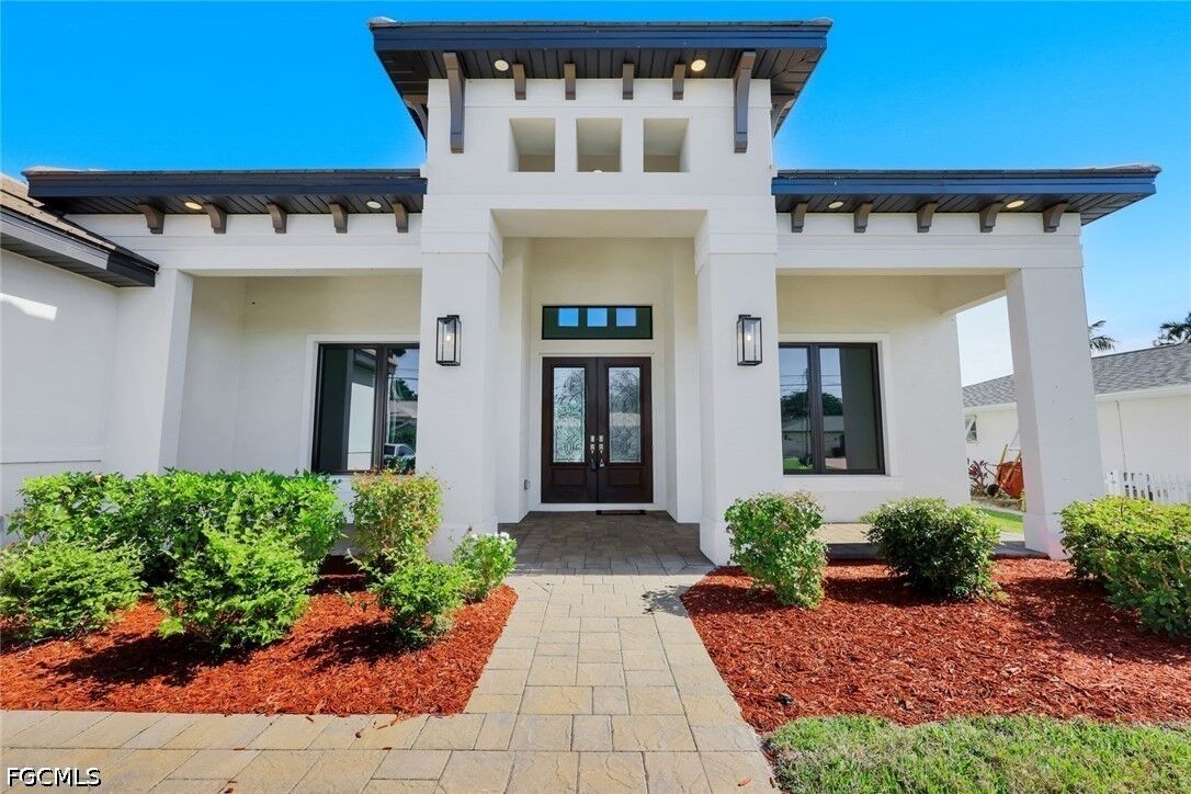 Property Photo:  1205 SE 20th Court  FL 33990 