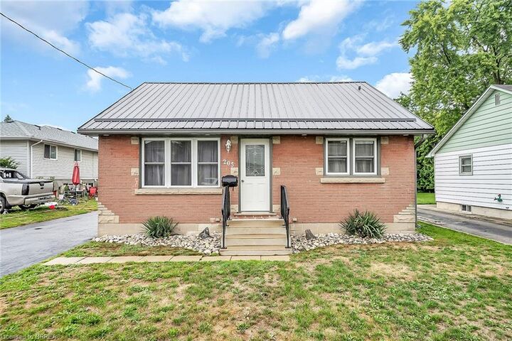 205 Crysler Street — photo 1