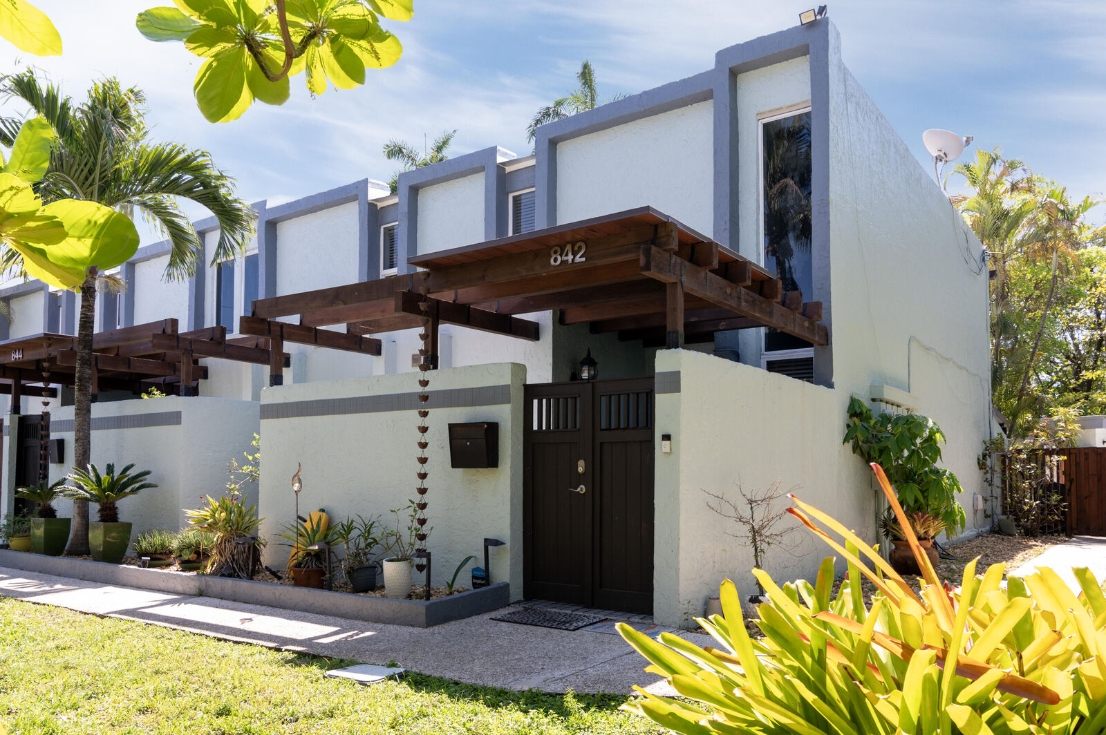 Property Photo: 842 NE 20th Drive 842 FL 33305