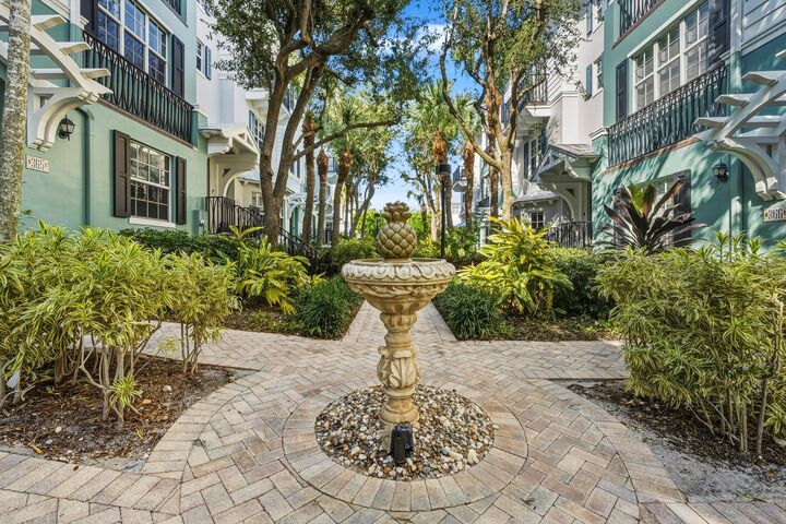 Property Photo:  362 E Mallory Circle  FL 33483 