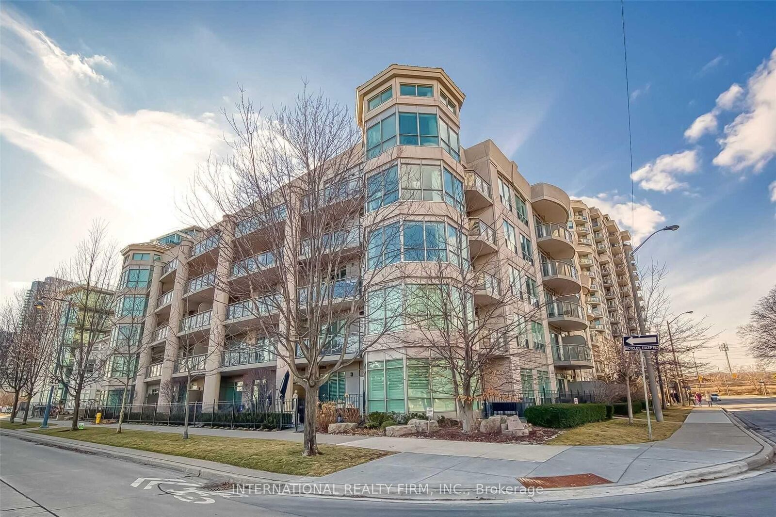 Property Photo: 80 Palace Pier Court Ph502 ON M8V 4C1