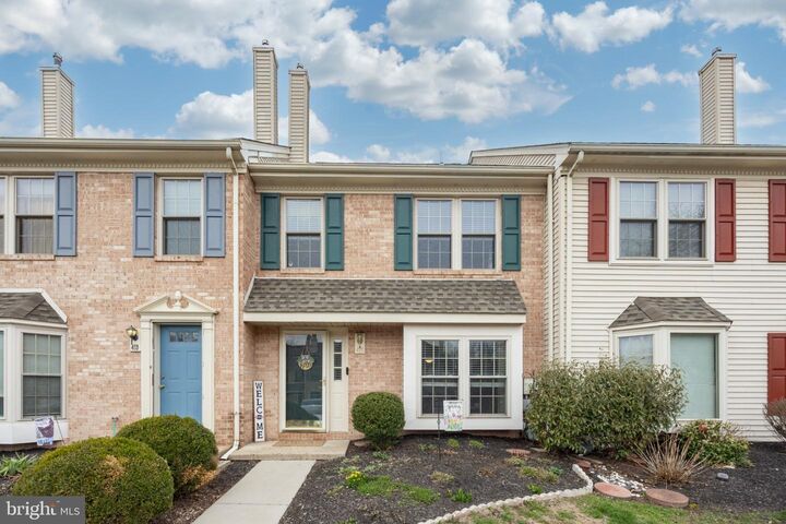 Property Photo: 420 Oaktree Court PA 19464