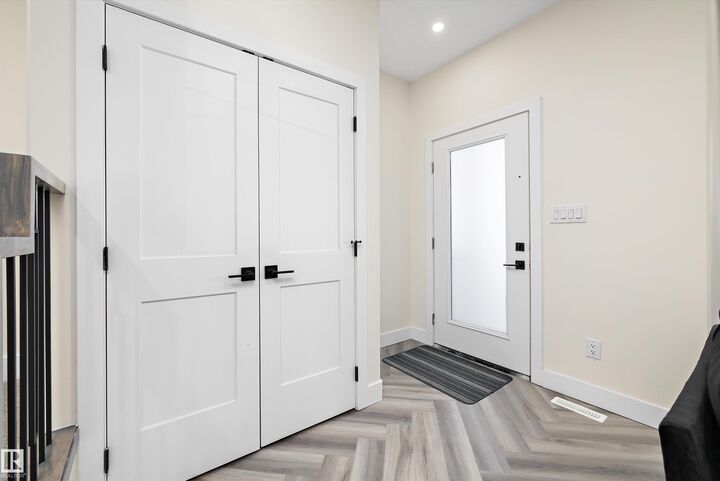 Photo de la propriété:  8319 81ave NW  AB T6C 0W1 