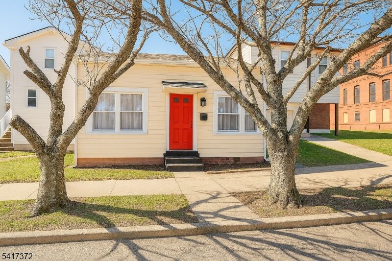 Property Photo:  31 Kossuth St  NJ 07508 