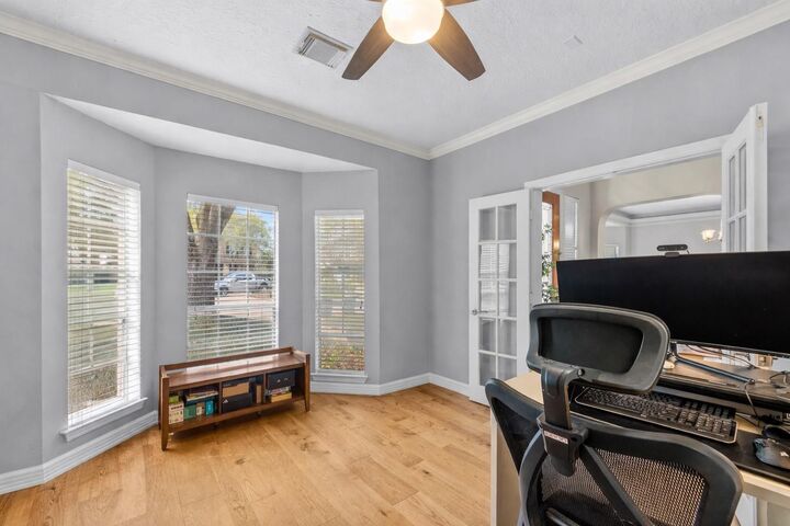 Property Photo: 6006 E Brook Court TX 77479