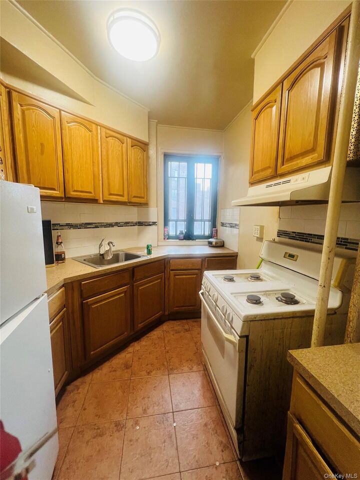 Property Photo:  1651 Metropolitan Avenue 5E  NY 10462 