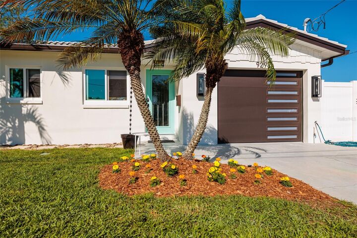 Property Photo:  9298 Sun Isle Drive NE  FL 33702 