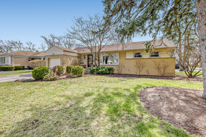 Property Photo:  1605 W Fremont Street  IL 60005 