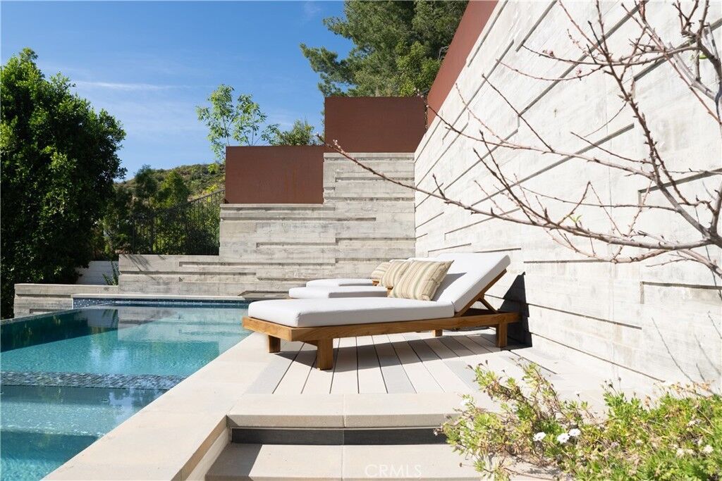 Property Photo:  2520 La Condesa Drive  CA 90049 