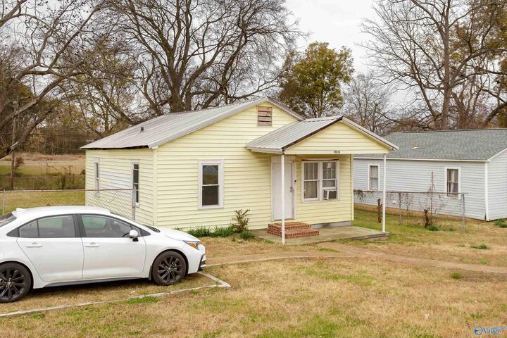 Property Photo:  1101 W Montgomery Avenue  AL 35660 