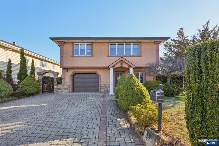 Property Photo:  2 Ivy Lane  NJ 07057 